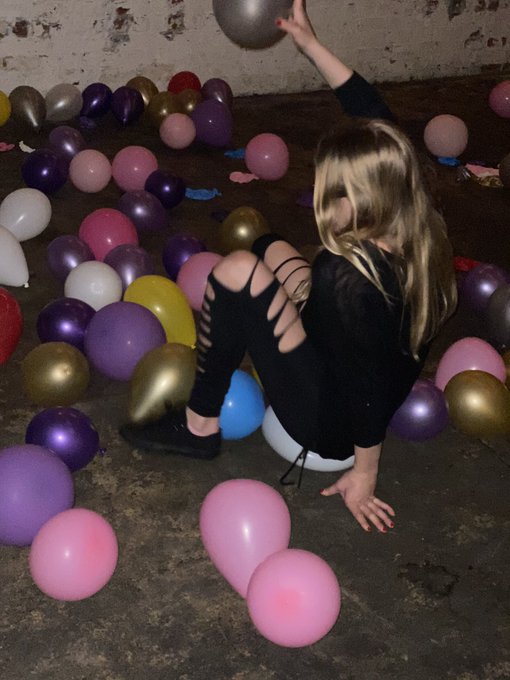 How many people would buy a video of me popping a balloons with my butt? Lolol https://t.co/2ZkTxR3X<a href="/tag/myfreecams"class="tags"><span>#myfreecams</span></a>