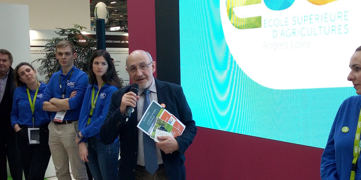 @groupe_esa Entourés d'étudiants #esaiens, au #Sia2020 Pierre Gantier, Président et René Siret, Directeur général annoncent l implantation d'un nouveau site dans l'ouest Parisien pour la rentrée 2021.