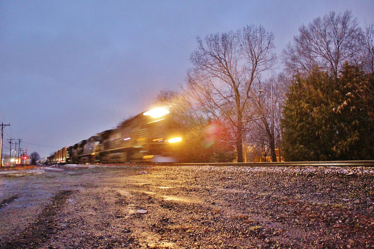 AlexanderNRHS's tweet photo. @nscorp train 135 flying through the light snowfall into @ConoverNC ... (2/20/20) #NorfolkSouthern #SENGSM #TrainsAreCool #RailroadLife #Photography #Community #CatCoNC #CatawbaHistory #MyCatawbaCounty #MakingLivingBetter #OneLineInfinitePossibilities #ConoverNC #NewtonConover https://t.co/XkQZzv6Jgz