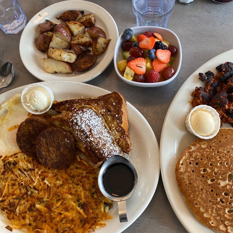 milliescafela's tweet photo. #eggs #eggsovereasy #hashbrowns #frenchtoast #toast #tea #silverlakebreakfast #losangeles #silverlake #labreakfast #brunch #coffeeshop #losangelescoffeeshop #silverlakecoffeeshop #silverlakebrunch #breakfast #fruits #pancakes #butter #deliciousbreakfast #yumbreakfast #yumbrunch https://t.co/8Ko1yJ6Owb