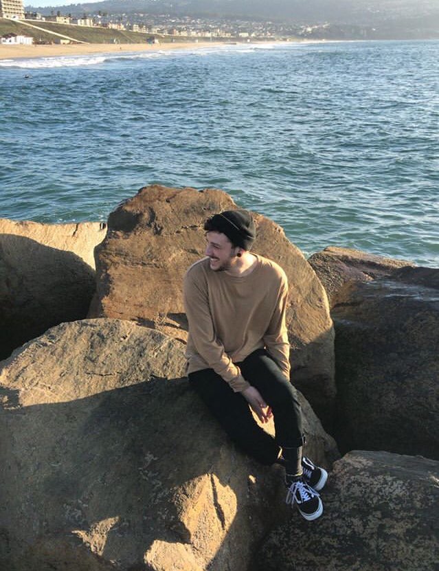 yesterday was such a special day. we went to the beach after groceries, he wanted to sit down on the rocks and called me “darling”. i really wish everyone could get this amazing feeling of fullness. 🖤🖤🖤