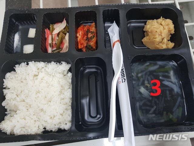 wendy23442263's tweet photo. #KoreansApologizetoVietnam 
#YTN_사과해 
The Meal in Pic 1 is provided by Vietnamese
The Meal in Pic 2 is provided by Korean Government
Pic 3 is loaf of bread but 20 Koreans said That was pieces of bread
It is unfair
20 koreans bite the hand that feed them! https://t.co/Qa2NqmirjE