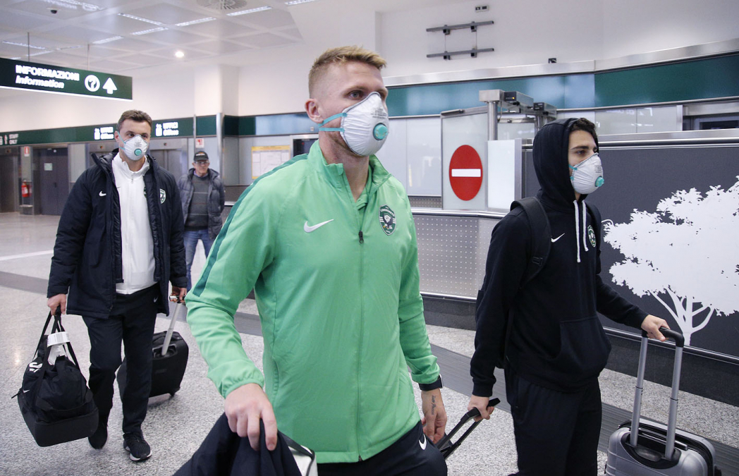 Footballogue's tweet photo. [#UEL🏆] Les joueurs de Ludogorets sont arrivés à Milan avec des masques et des gants. Pour rappel, ce match se jouera à huis-clos demain, à cause de l'épidémie du coronavirus. 😷

#INTLUD

📸 @marifcinter https://t.co/HG9NzE4jU3