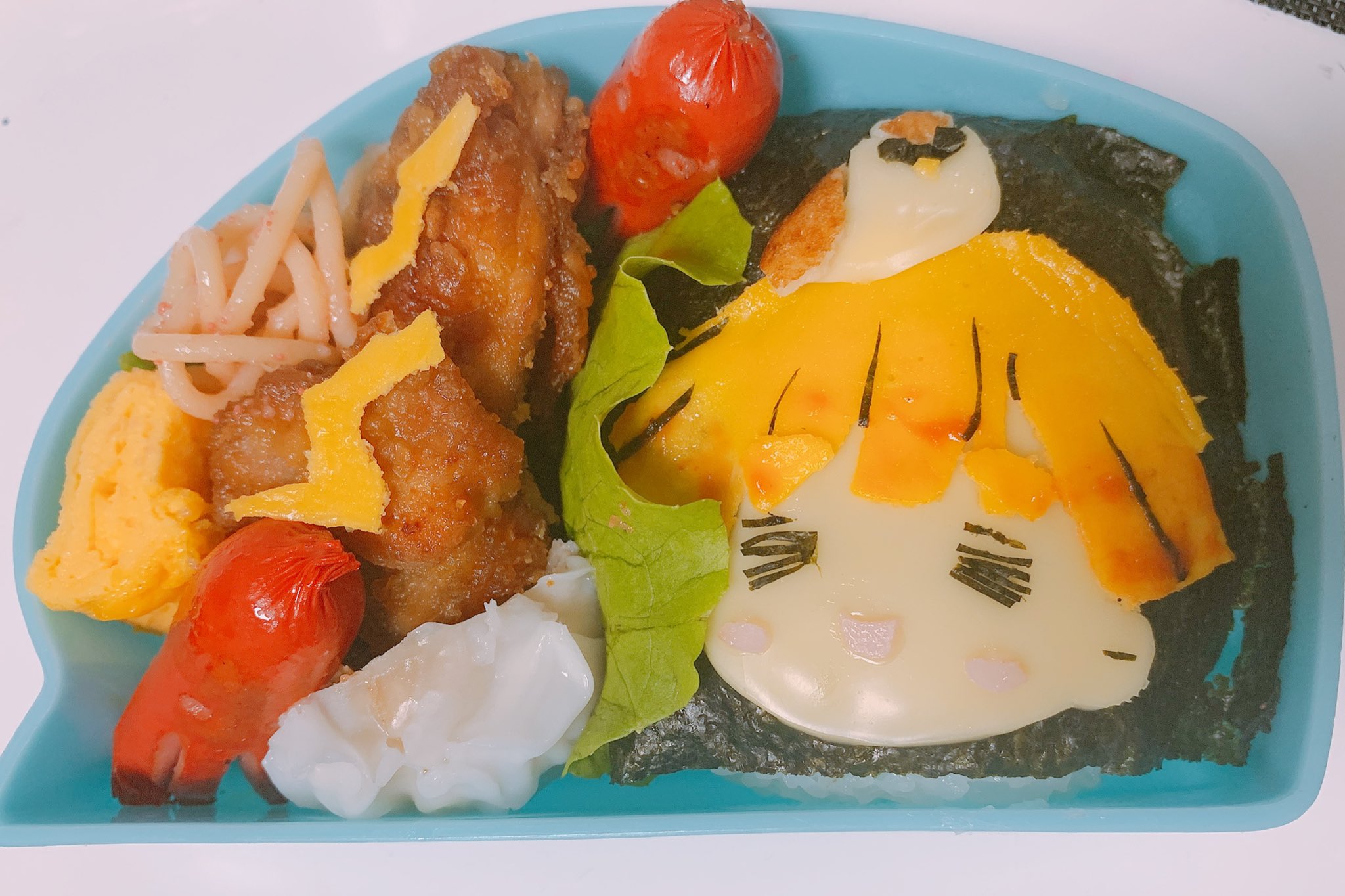 秘密のあっこちゃん໒ 今日はお別れ遠足ー 本日のキャラ弁 ๑ ちゅん太郎の顔が最初こわくなって笑った なんとか可愛くできたかな ˆ ˆ キャラ弁 鬼滅の刃 我妻善逸 T Co Xtunzgdkqf Twitter