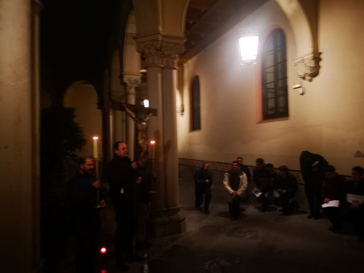 Els seminaristes del <a href="/SeminariBcn/">Seminari Barcelona</a> i de <a href="/bisbatsantfeliu/">@BisbatSantFeliu</a> acabem el dimecres de cendra amb el res del via creu. Bon inici de quaresma!