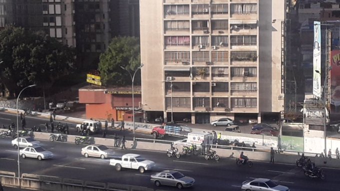 TerryReporta's tweet photo. 📣 #Caracas Imagenes de lo que sucede en la #AFF donde hubo un intercambio de disparos entre funcionarios policiales y delincuentes @traffiCARACAS https://t.co/fxENgjlI6d