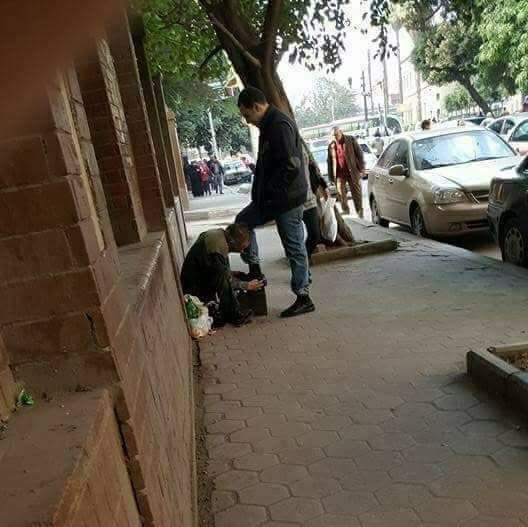 RewanYounes5's tweet photo. الحركة ديه من أوسخ الحركات اللي بشوفها في الشوارع و ع القهاوي ياريت محدش يعملها مش هيجري حاجه لما تقلع الجزمه و تديها له خلي عندكوا شوية رحمة و ذوق
#؛ Rewan https://t.co/MXyTdwGBaC