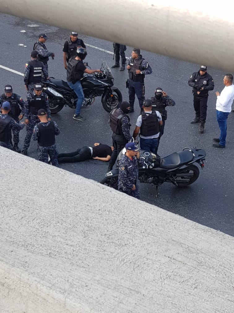 TerryReporta's tweet photo. 📣 #Caracas Al pareces un delincuente abatido en el sitio #AFF, dejaron un vehiculo abandonado a la altura de chuao https://t.co/tbPZ1TZ8fE