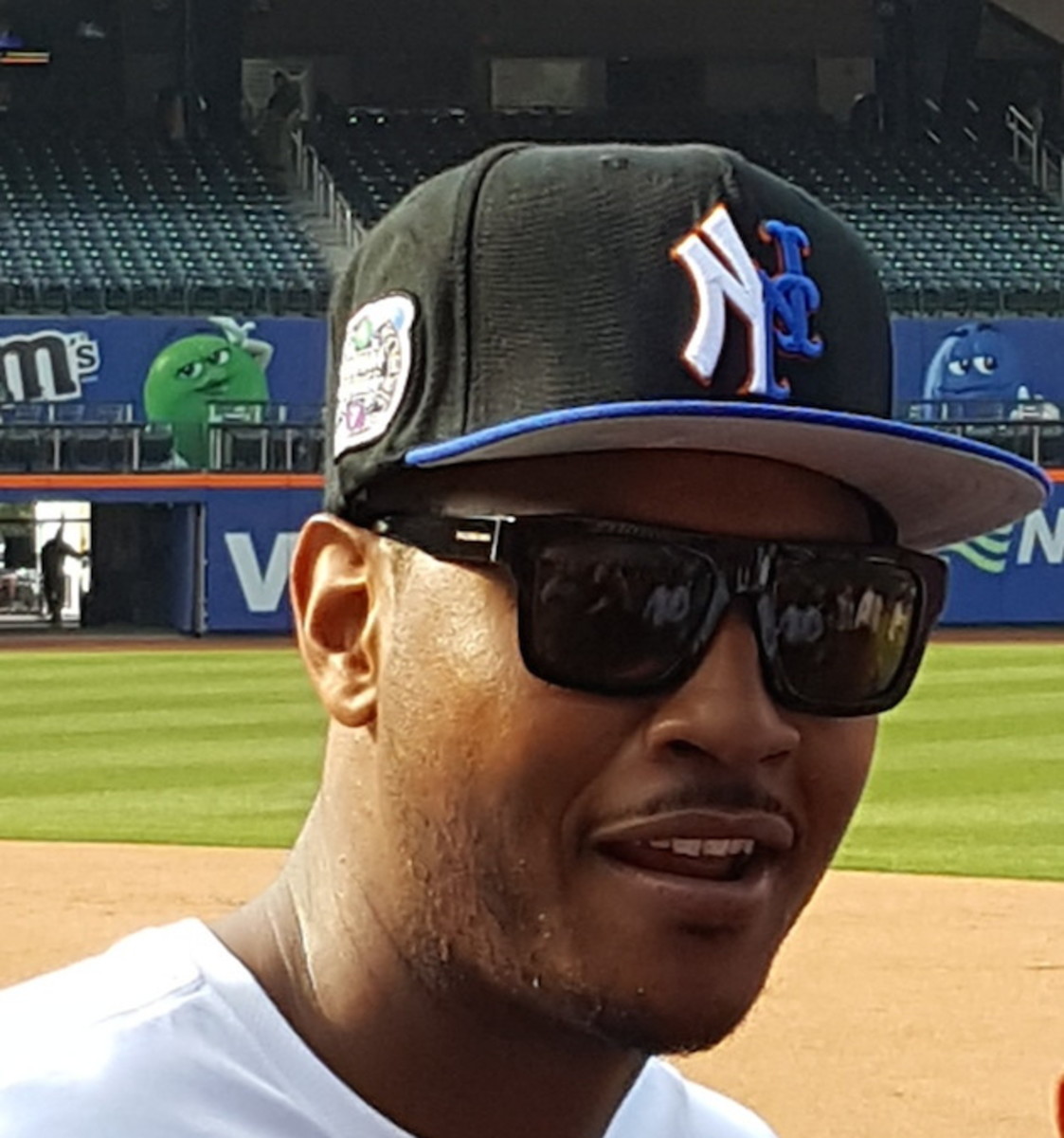 SNY on X: Melo has brought back the split Yankees/Mets hat. https