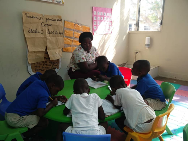 tipatipa26's tweet photo. L'enseignement ne consiste pas seulement à transmettre des connaissances. C'est aussi un acte éthique de respect et d'amour.

Teaching isn't just about passing on knowledge. It is also an ethical act of respect and love. 

#GrupoM #CODEVI #crecimiento #frontera #Haiti #desarrollo https://t.co/P1aQaFO1wG