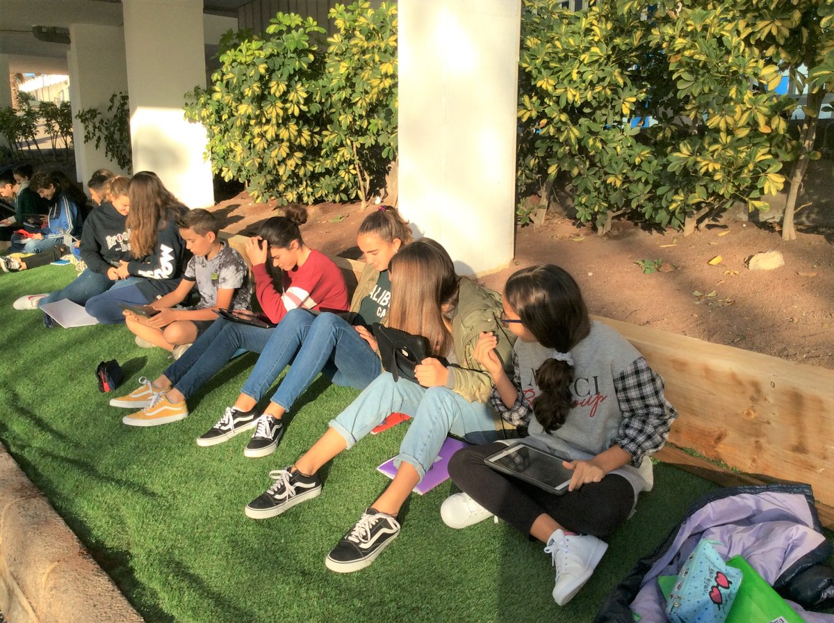 Ponemos en marcha una #claseinversa o #flippedclassroom. 
Hemos salido al patio a trabajar, en la nueva zona de descanso que ha quedado genial y nos la hemos “apropiado” durante la hora de Sociales. 🌿#másqueuncolegio #másquefrancés #tuhijocambiaráelmundo @mlfmonde