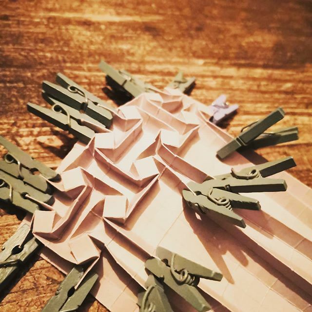 OrigamiInvasion's tweet image. Petite variation de la cubes tessellation 
Design : Ilan Garibi (@garibiilan)

#origami #origamiart #papercraft #paper #paperart #craft #paperfolding #paperfoldingart #tessellation #origamitessellation #squaregrid #ilangaribi #ilangaribiorigami #cubestessellation