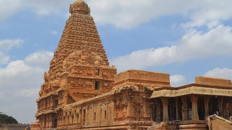 Greatest temples. Брахадисвара Танджавур. Храм Брахадисвара. Храм Брахадисвара в Танджавуре. Храмовый комплекс в Танджоре.