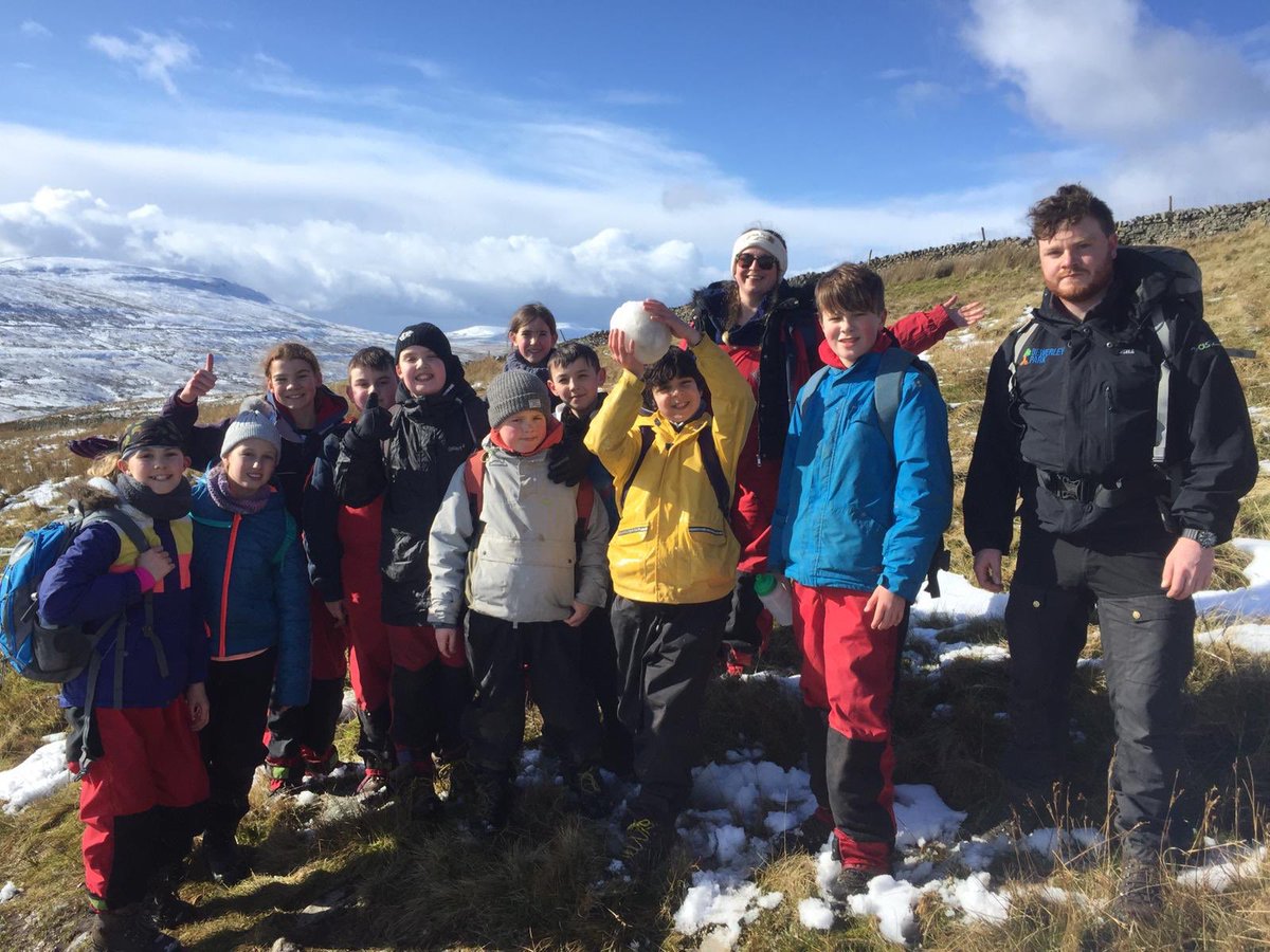 LeemingMrs's tweet photo. Group 7 hillwalking in the snow ❄️ @Rossett @BewerleyPark https://t.co/f6uvHvZgCp