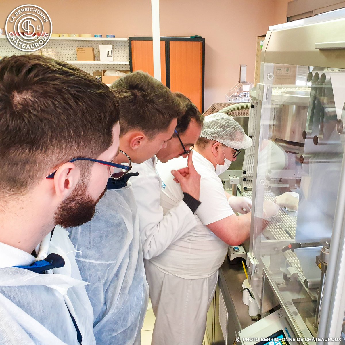 LaBerrichonne's tweet photo. 👨🏻🔬🧐 | @FondaCtionFoot
𝙇𝘼𝘽𝙊𝙍𝘼𝙏𝙊𝙄𝙍𝙀𝙎 𝙁𝙀𝙉𝙄𝙊𝙐𝙓
Ce mercredi après-midi, Sébastien #Dubroca et son groupe de 𝗡𝗮𝘁𝗶𝗼𝗻𝗮𝗹 𝟯 sont allés visiter les Laboratoires Fenioux ! ⚗🧬
🌐➡️ https://t.co/5s2jLbE7eG
🤝🏼 #JouonsLaCollectif https://t.co/uaXuUxdKb6