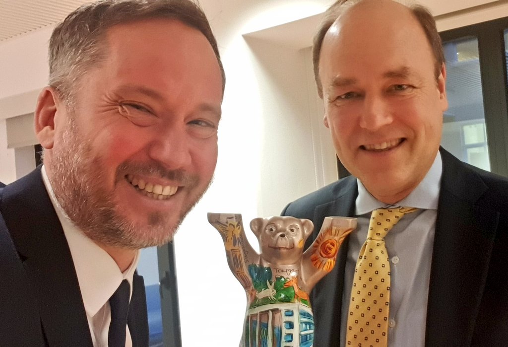 huettemann's tweet photo. Merci/Dank je wel/Danke, amb @Willem_vdVoorde 4 🇪🇺🇧🇪🇩🇪🇪🇺 quality time @BelgiumEU discussing
🔹too short common time in Berlin
🔹#EU2020DE #DEinEU
🔹#FutureofEurope #cofoe
🔹#MFF #transparencyEU
🔹And a perfect gift from @GERonEurope 🐻 https://t.co/wQXqObxobI