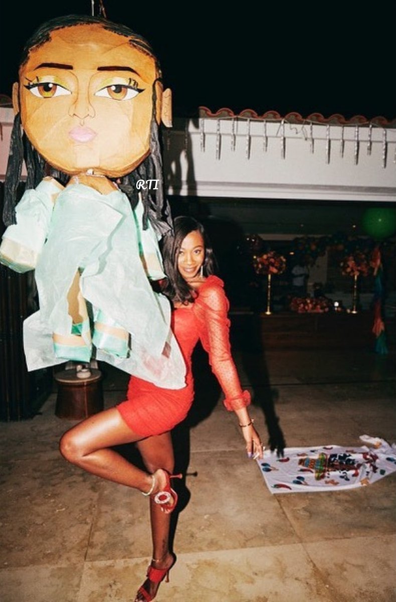 RihannasTeamIta's tweet photo. Mel con la #pignatta a forma di @Rihanna! 💯👀💋
#rihannasteamitalia #badgalriri #mama #riri #Rih #Rihanna #Piñata #rihannasbirthday #FENTY https://t.co/Vql3ufey8K