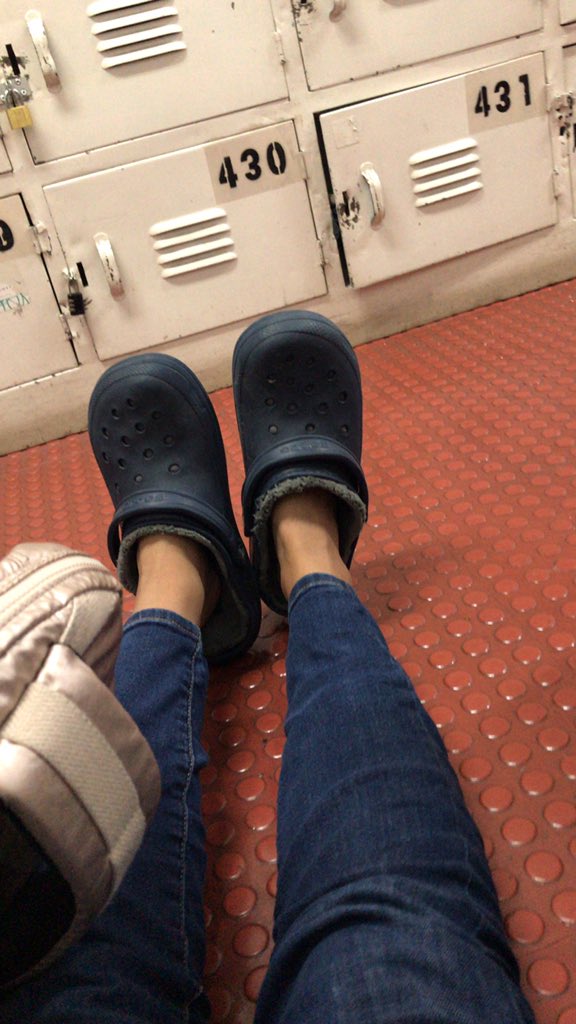 mafecastro206's tweet photo. Me vine a la universidad de afán porque tenía parcial y cuando llegue me di cuenta de que me vine  en crocs   😳 #imponiendomodas ¿seré  así o más despistada? 😣 

Btw los crocs son de mi papá entonces me veo como con zapatos de payaso 🤣🤦🏽‍♀️
 Lo bueno es que solo tenía una clase. https://t.co/FX9OuczWvv