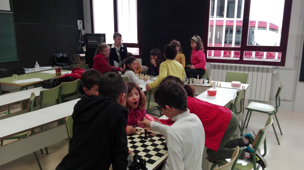 Promoviendo recreos activos con el Programa PIVA. Este mes hemos empezado con el I Torneo de Datchball y con el espacio "Jaquepatio" donde podemos disfrutar del Ajedrez y otros juegos de mesa. #PIVAteam #recreosactivos