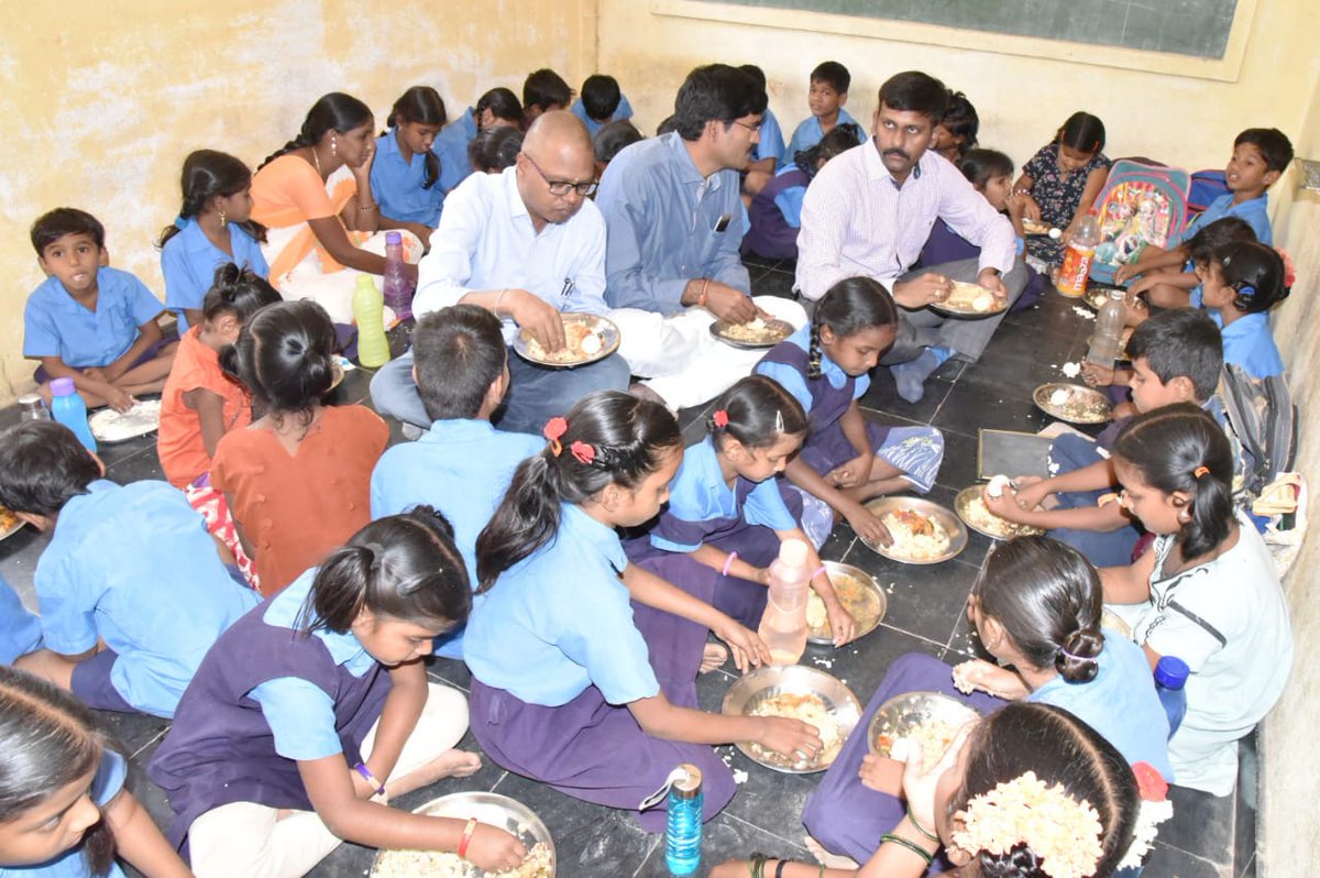 CollectorKadapa's tweet photo. Sharing #middaymeal and interacting with the #Students of #MPPSchool at N.G.O. Colony in Kadapa was a wonderful experience. Instructed concerned authorities to ensure that #qualityfood and #infrastructure are provided to students. https://t.co/f83liKWJrC