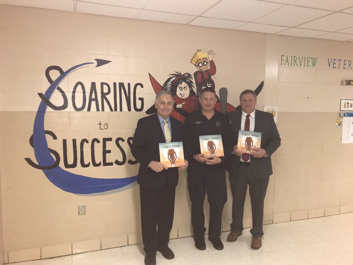 Great to join Mayor Vieau  <a href="/Chicopee_MA/">City of Chicopee</a> and Officer Wilk @ChicopeeMa_PD at Fairview Memorial Elementary School with <a href="/linktolibraries/">Link To Libraries</a> at the Celebrity Read Aloud  today