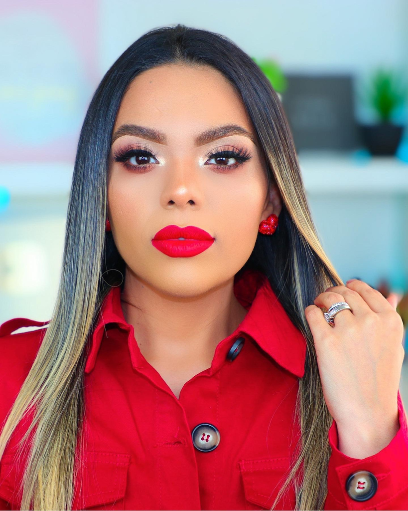 CityColorBeauty's tweet photo. #CityBabe @makeupbyyoshi killin' the red vibes! 😍 She's also rocking our #BeMatteBronzer in this flawless beat 💁🏻
•
•
•
•
•
#CityColorCosmetics #CityColor #CityFam #CityColorFam #CityColorClique #CityBabes #BeMatte #Bronzer #Flawless #RedVibes https://t.co/fA8pcga8uw