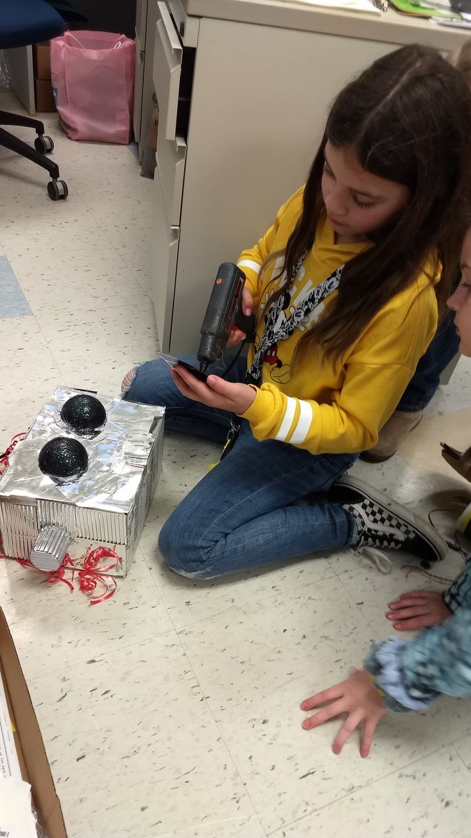 MrsDongilli's tweet photo. Tess Art Club in the middle of creating their robot for the IQBots conference at Cal U.@RinggoldSouth https://t.co/NJgJ0vzlfV