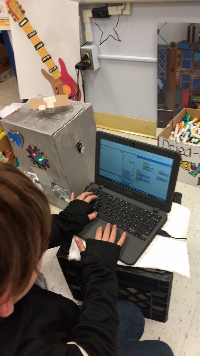 MrsDongilli's tweet photo. Tess Art Club in the middle of creating their robot for the IQBots conference at Cal U.@RinggoldSouth https://t.co/NJgJ0vzlfV
