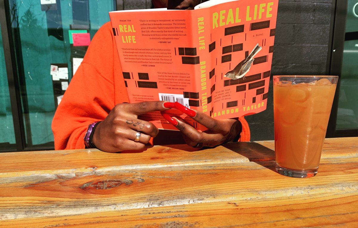 Today’s suggested pairing is Real Life by Brandon Taylor and an iced tea by Smith Teamaker. 

#wouldyoulikesomethingtoreadwiththat? #thestackscoffeehouse #pdxcoffeeshops #reallife #brandontaylor #icedtea #smithtea #smithteamaker #pdxtea #portlandoregon #northportland