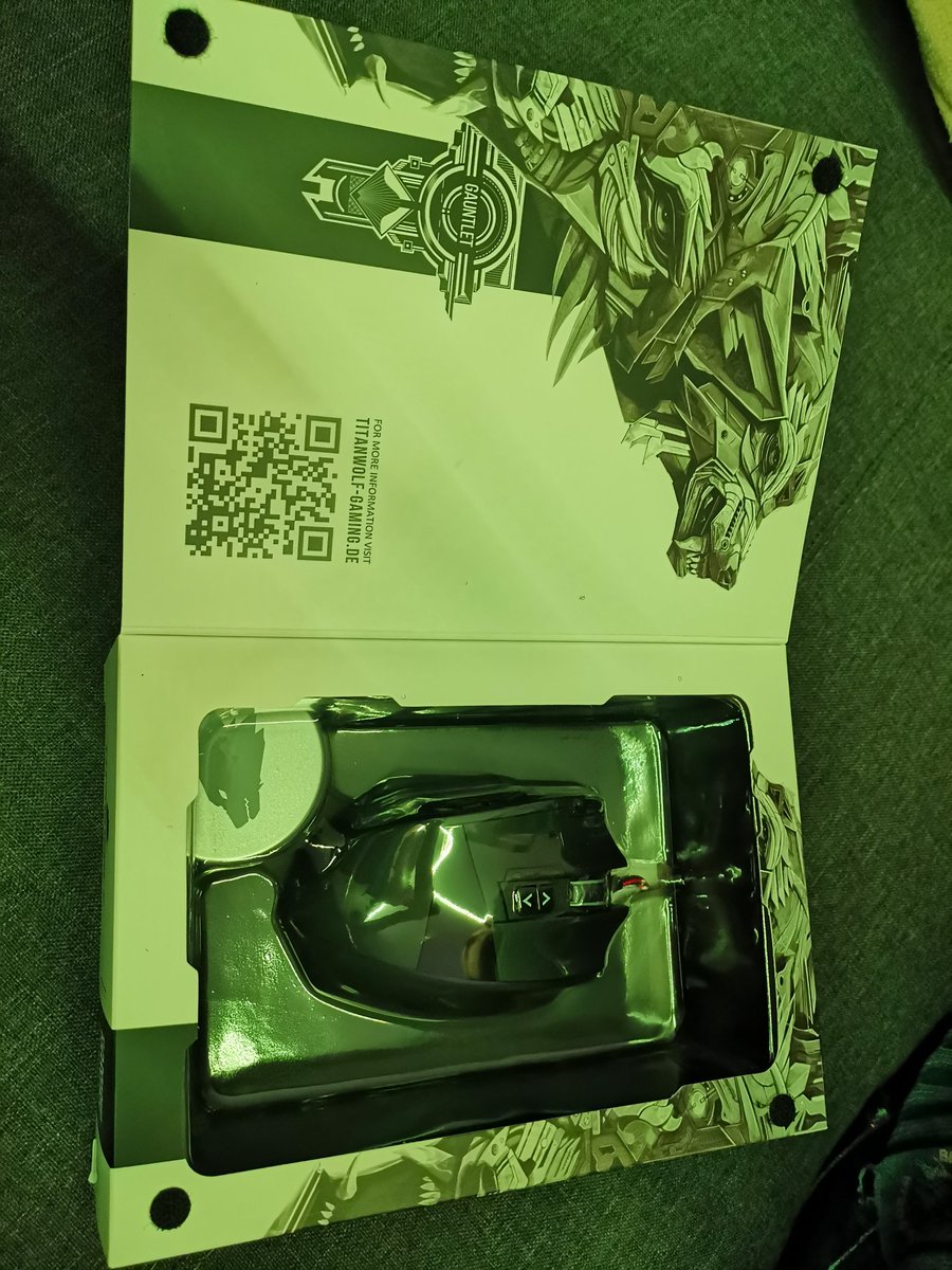Swico12's tweet photo. New gaming mouse for wow 😍❤️ https://t.co/EyBoMCkGNM
