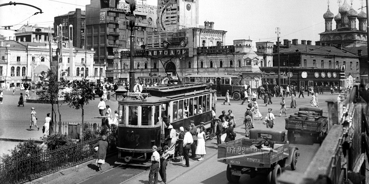 moscowgov's tweet photo. The route A tram at the stop near the Pushkinskaya Square. Mid-1930s
#OldMoscow #Moscow https://t.co/fTw0kwcUvD