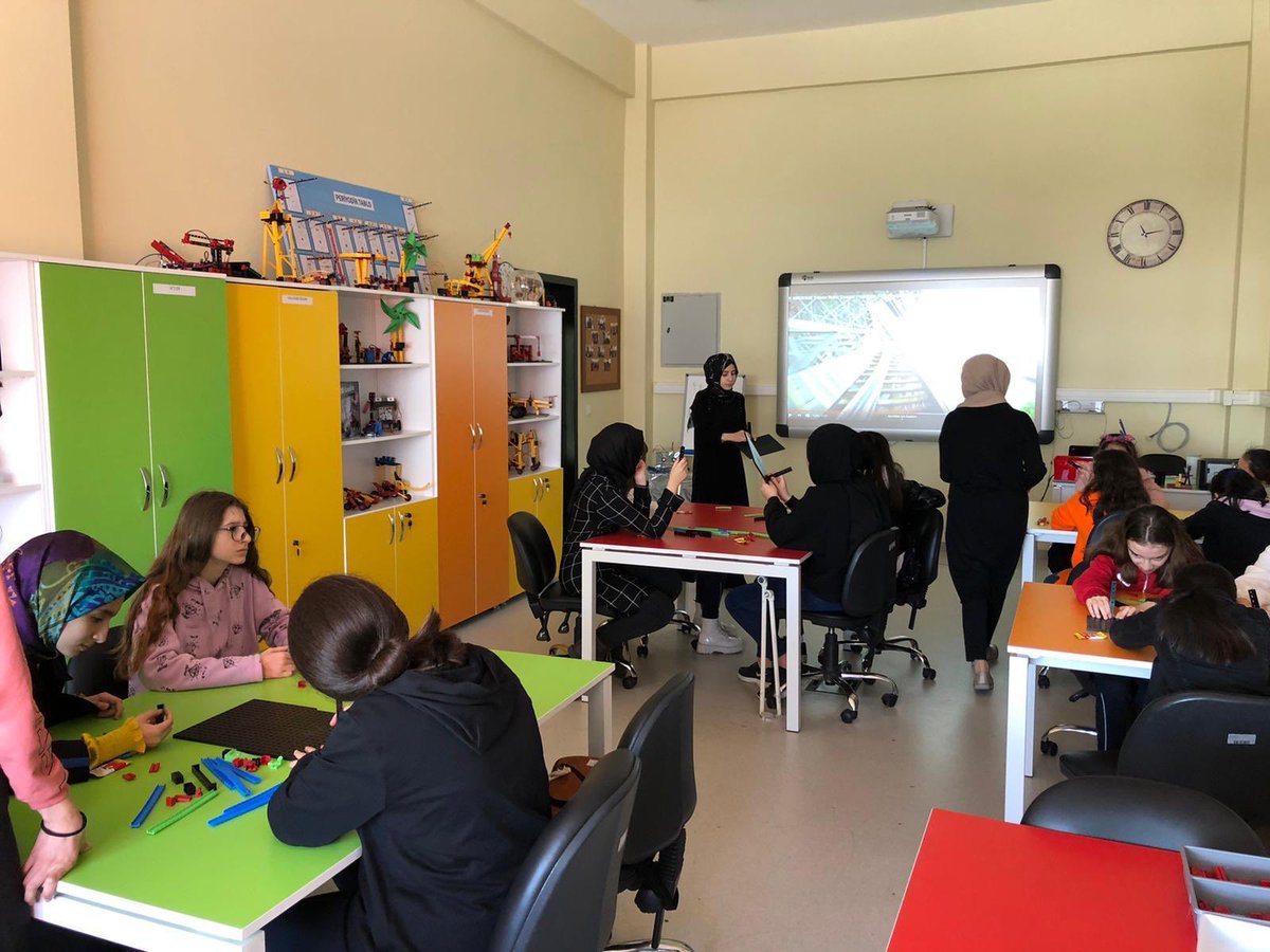 ytustemlab's tweet photo. #YTÜSTEMLAB’ta bugün Zülal Hoca ve 7. sınıfı öğrencilerini misafir ettik.Öğrenciler eğlenerek kendi Roller Coasterlarını tasarladılar. Ayrıca enerji dönüşümleri konusunu da kendi tasarımlarını yaparak pekiştirmiş oldular. @msamitopcu #STEM #tasarımodaklıdüşünme #inovasyon https://t.co/xOMguzbPOd