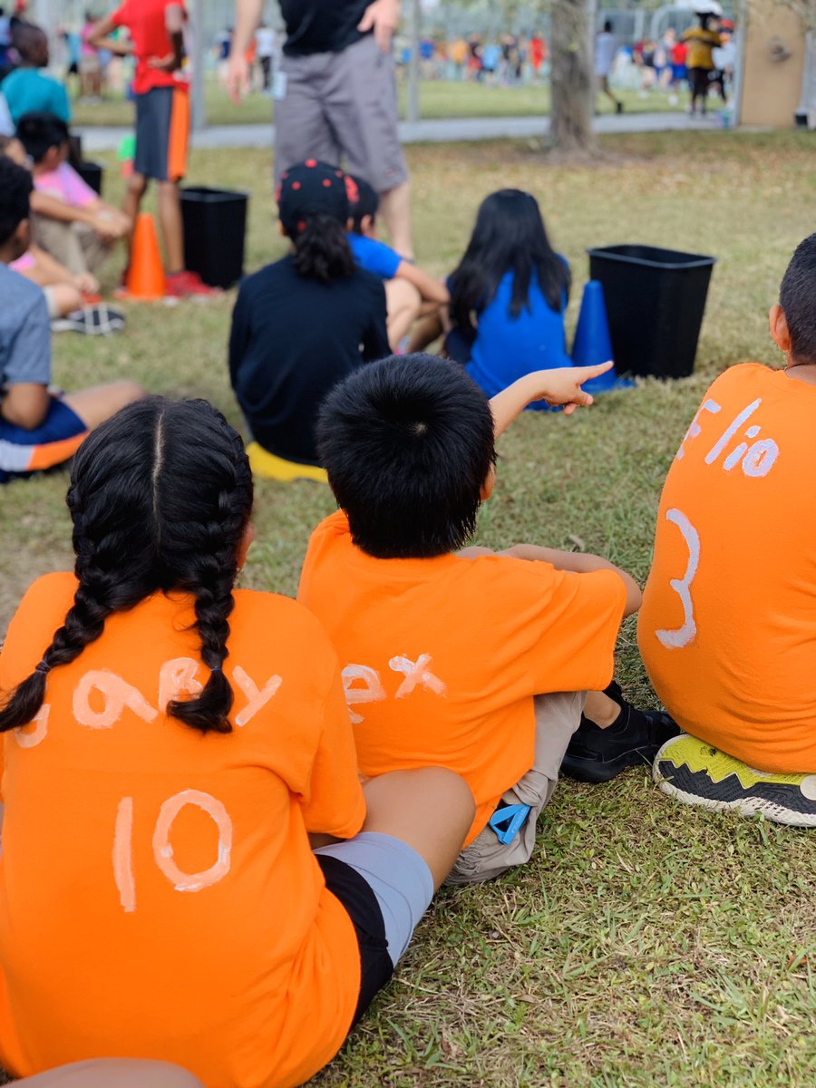 LaLovelyMaestra's tweet photo. Field Day Fun!!! #ParksideProud 🧡💚 
#CastillosClassyClass🎒 https://t.co/K6mJdDIz0N