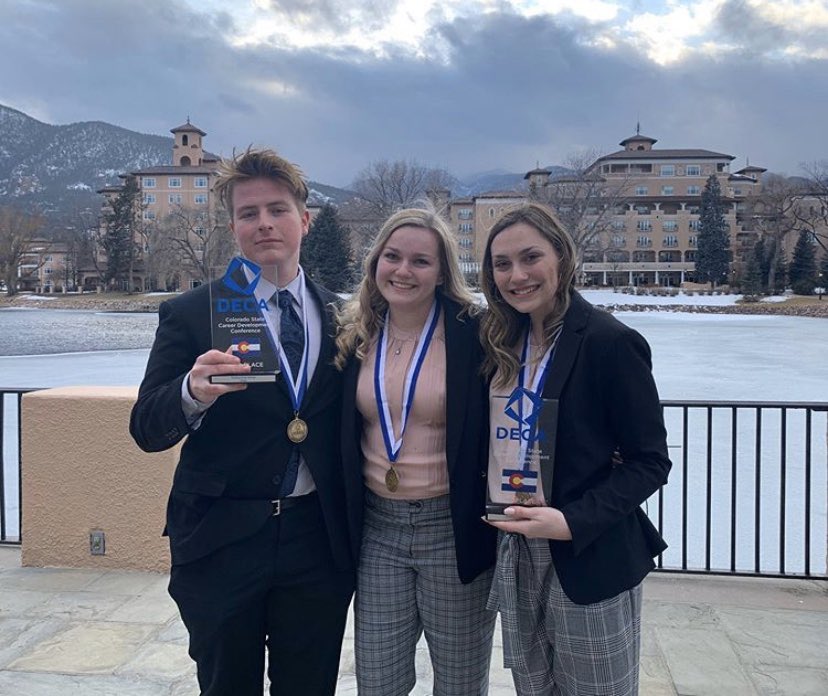 EHSDECA3's tweet photo. State was a great experience for our DECA chapter, we are proud of every single one of you thank you for everything❤️
Special congrats to our national qualifiers, all of our finalists, our seniors, and our officer team, you guys work so hard and Eaglecrest is so proud!! #codeca https://t.co/b8xHGjEZPT