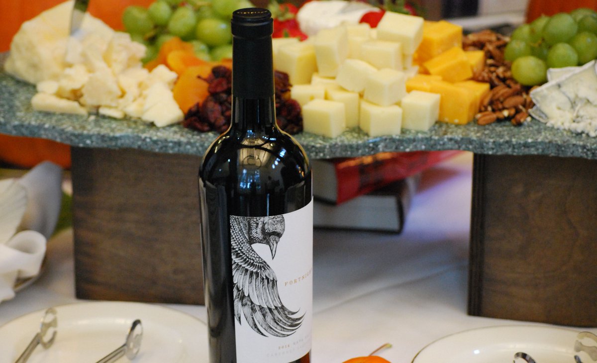 USCUclub's tweet photo. Cheers to #WineWednesday! Sit back, relax and enjoy our Happy Hour specials. Open to all #USCStaff and #USCFaculty #USCUclub #happyhour https://t.co/C0DR18xbPD