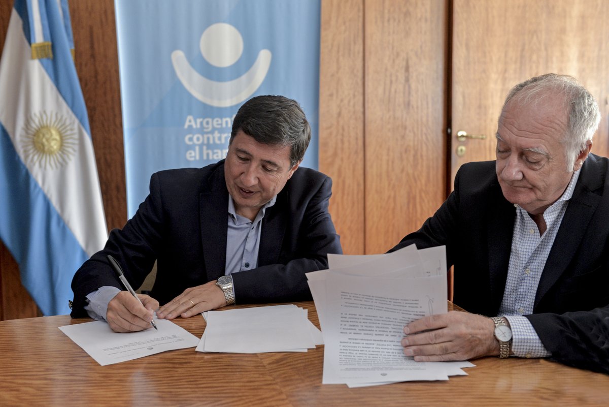 ApocCtroEstudio's tweet photo. APOC, a través del Centro de Estudios La Piedad, firmó un convenio con el ministerio de Desarrollo Social con el objetivo de brindar asistencia técnica para fortalecer la implementación, transparencia y eficacia del Programa Tarjeta Alimentar. #ArgentinaContraelHambre https://t.co/ceAql2Ab6B