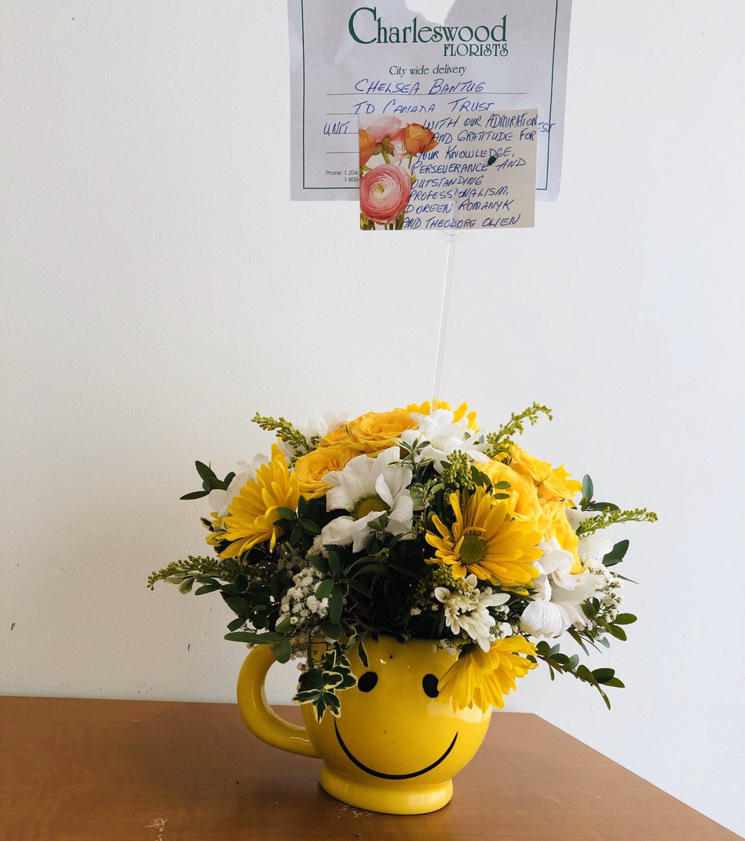 First tweet showing off the flowers my clients sent to me! What a burst of sunshine in my office😍😊 <a href="/CarlaWaldmo/">Carla Waldmo</a> <a href="/man_linn/">Linn Man</a> @VizarroAlex