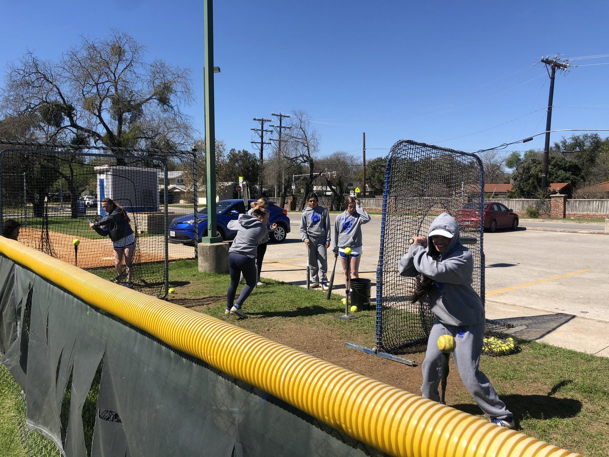 Macsoftball2015's tweet photo. Back at it with the sticks, getting ready for the Southwest tourney #TitleTakeover https://t.co/nZ1paUEMp7