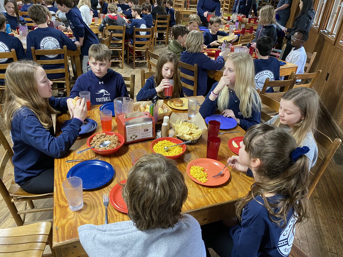 welch79's tweet photo. Hungry? Time to eat! Family style encourages listening, empathy and cooperation. #mv2mtos #mvmiddle @MVPSchool https://t.co/90DUufSa61