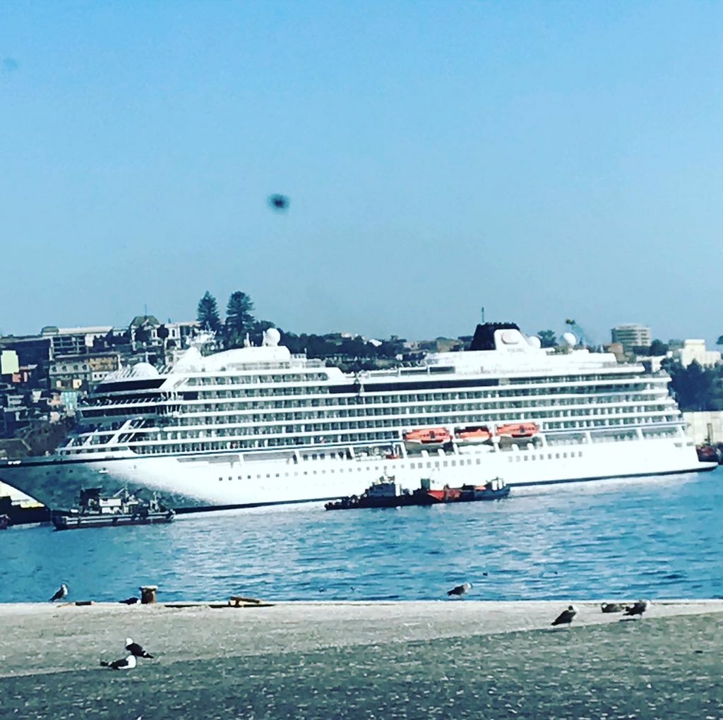 VtpValpo's tweet photo. En la actual temporada de cruceros hemos atendido 25.705 viajeros. Hoy arribó Viking Jupiter de la línea Viking. Crucero que ya ha recalado tres veces entre 2019 y 2020 en Valparaíso. Además es el único que permanece tres días en puerto. Viking Jupiter llegó con 905 pasajeros. https://t.co/HZG1C4bmO3