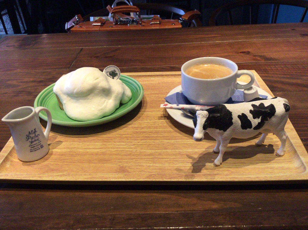 豊橋のココラフロント3F moumou cafeに行ってきました。内装めっちゃ凝ってる。生クリームめっちゃ美味しいし牛かわいすぎる。