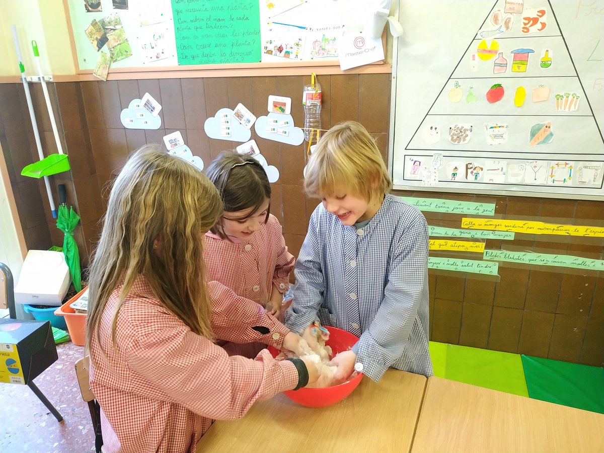 escolaminguella's tweet photo. RT @LauraMiCa3: Seguim aprenent a treballar en equip! Hem fet els menús dels nostres restaurants i hem començat a elaborar els plats de la carta amb pasta de sal! #2nprimaria @escolaminguella https://t.co/nKwIP7nDwS https://t.co/Da2TyBGYSJ