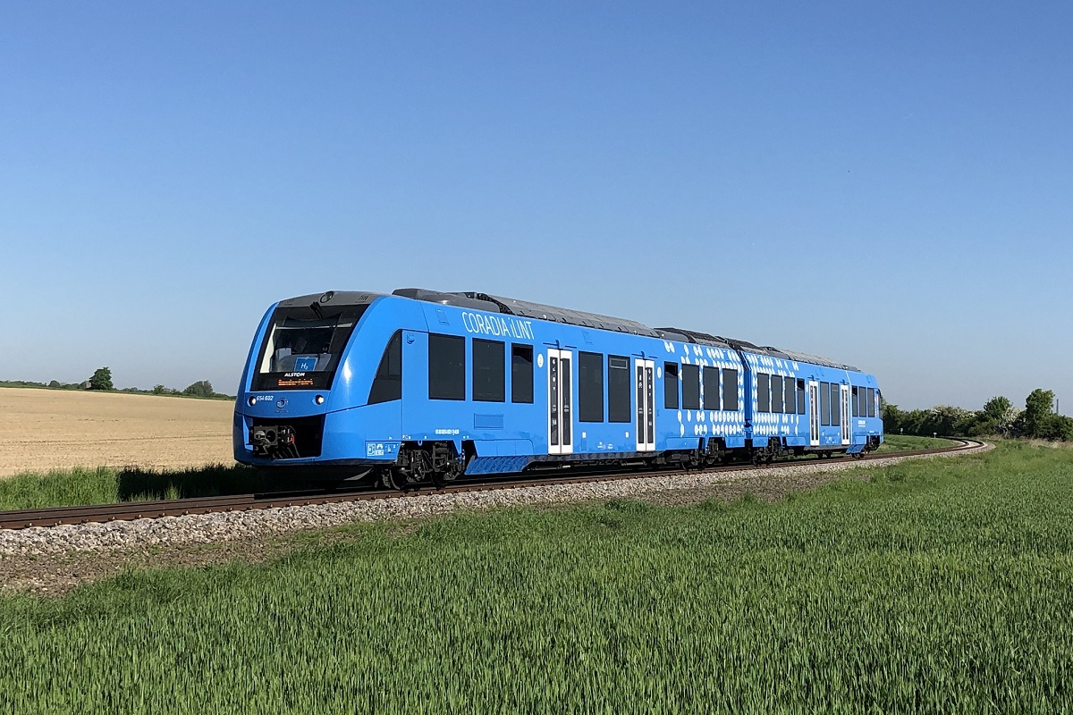 provgroningen's tweet photo. Woensdag reed voor het eerst een waterstoftrein op het Nederlandse spoor richting Leeuwarden. De komende tijd worden er 's nachts testritten mee gereden. De waterstoftrein is 7 maart van 12 tot 16 in Groningen te bekijken op spoor 1a @Arriva_NL @ProRail @ENGIEgroup @Alstom https://t.co/NGpzhV6YqC
