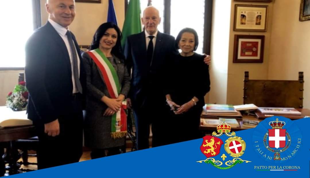 ItaMonarchici's tweet photo. #SimeoneII di #Bulgaria accolto da @stef_proietti ad #Assisi per ricordare i 20 anni della scomparsa di sua madre, la Zarina Giovanna di #Savoia, sposa di #BorisIII, morta nel 2000.
https://t.co/JvCtMLd4V5
#ItalianiMonarchici #AvantiSavoia #SassoniaCoburgoGotha https://t.co/e83MiMZPaJ