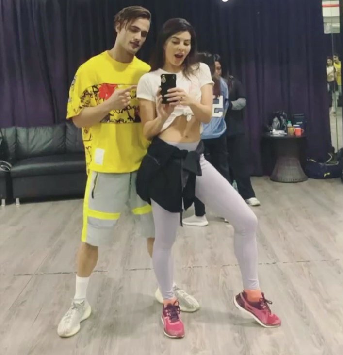ayushupadhyay7's tweet photo. #JacSim or #Asiline ?
What say 🤔
@imrealasim @Asli_Jacqueline 

#AsimRiaz #bb13 https://t.co/iDfpjQCKLE