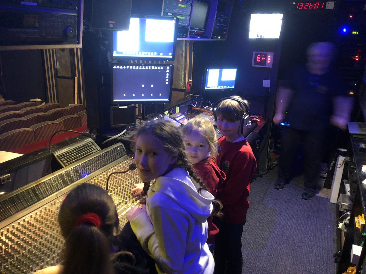Rhaid peidio anghofio am gyfraniad pwysig y criw technegol i unrhyw sioe. Pupils receiving technical training from Dan <a href="/SavoyTheatreTon/">SavoyTheatreTon</a> a very important part of any successful show! Diolch yn fawr👍 <a href="/MewnCymeriad/">Mewn Cymeriad</a> <a href="/Celf_Cymru/">Cyngor Celfyddydau Cymru</a>
