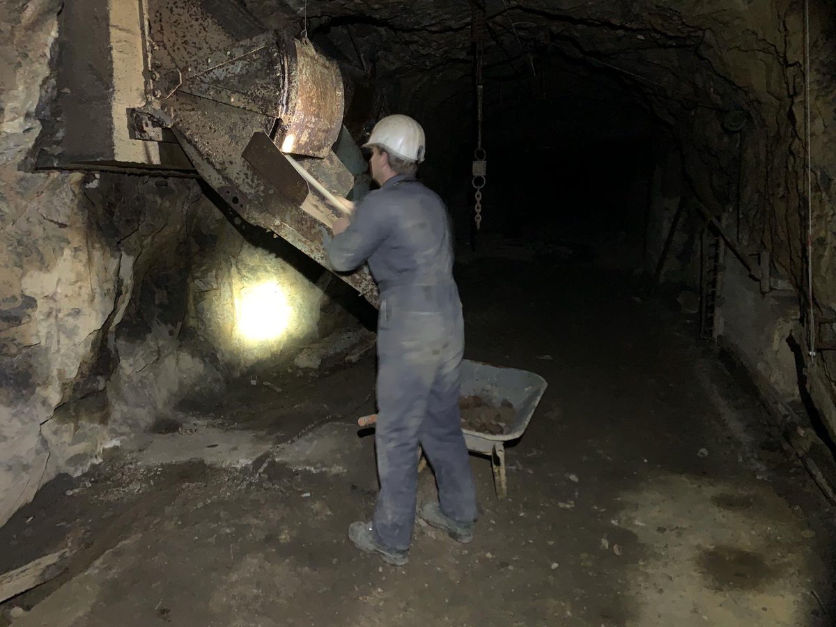 Wo #Geschichte erfahrbar wird ⚒

Ca. 70 Jahre liegen zwischen diesen Bildern. Reaktivierung der seinerzeit in den Fels gesprengten Silos um den noch gelagerten, gebrochenen #Kalk für den Wegebau zu verwenden. Glück Auf
#Mittelhessen #Grube #Wetzlar #Malapertus #Bergbau #Museum