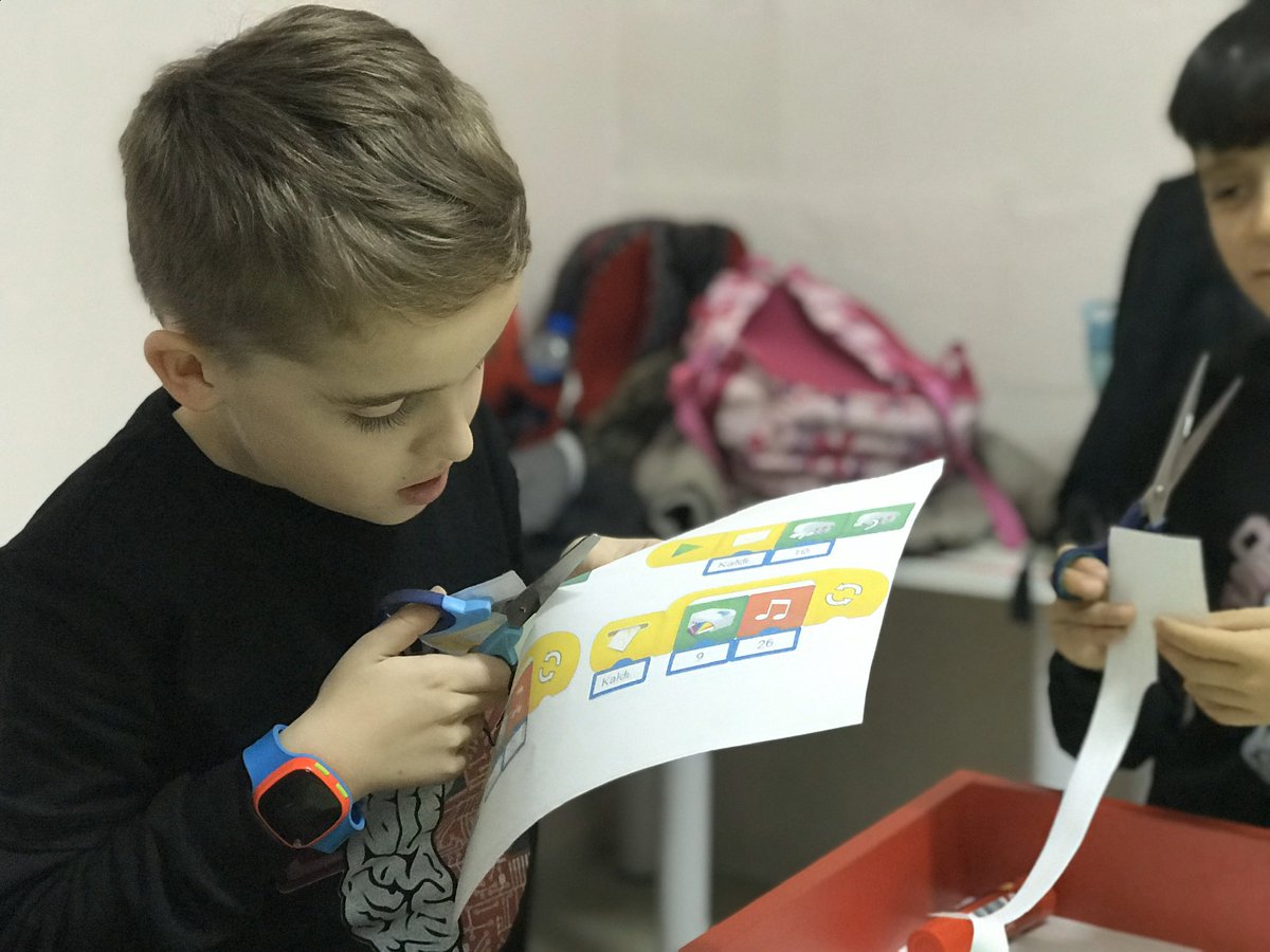 SarayUygun's tweet photo. Robotik kodlama takımımız #muROBOTİC 21 martta katılacakları #FirstLegoLeaguejr fuarı için proje hazırlıklarında sona geldi. Bugün "Anlat Bana" posterlerini hazırlayan takımımız, proje sunumlarında da son aşamaya geldiler. @BilimKahraman
https://t.co/YecrYqCsYI https://t.co/G4hO5xtQbU