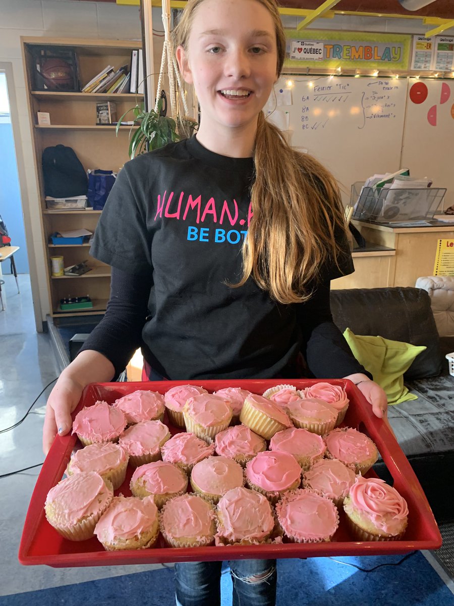 SuperStuRDPSD's tweet photo. #PinkShirtDay présentation par les élèves de leadership 7! Ils ont aussi préparé les petits gâteaux pour tous les élèves de @cmscyclones! #RDPSD #reddeer Merci CMS stars💕 https://t.co/VeNcE3eIxZ