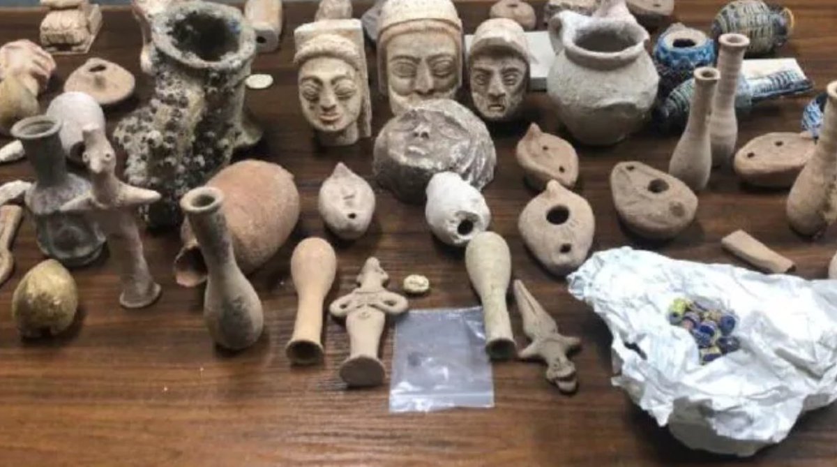 ⭕️ Two Australians have been ­arrested in Beirut Airport for allegedly trying to smuggle 60 ancient artefacts — including some that appear to be from Syria — out of Lebanon. ℹ️ theaustralian.com.au/world/aussies-… ℹ️ archaeologyin.org/Syria ℹ️ archaeologyin.org/Lebanon